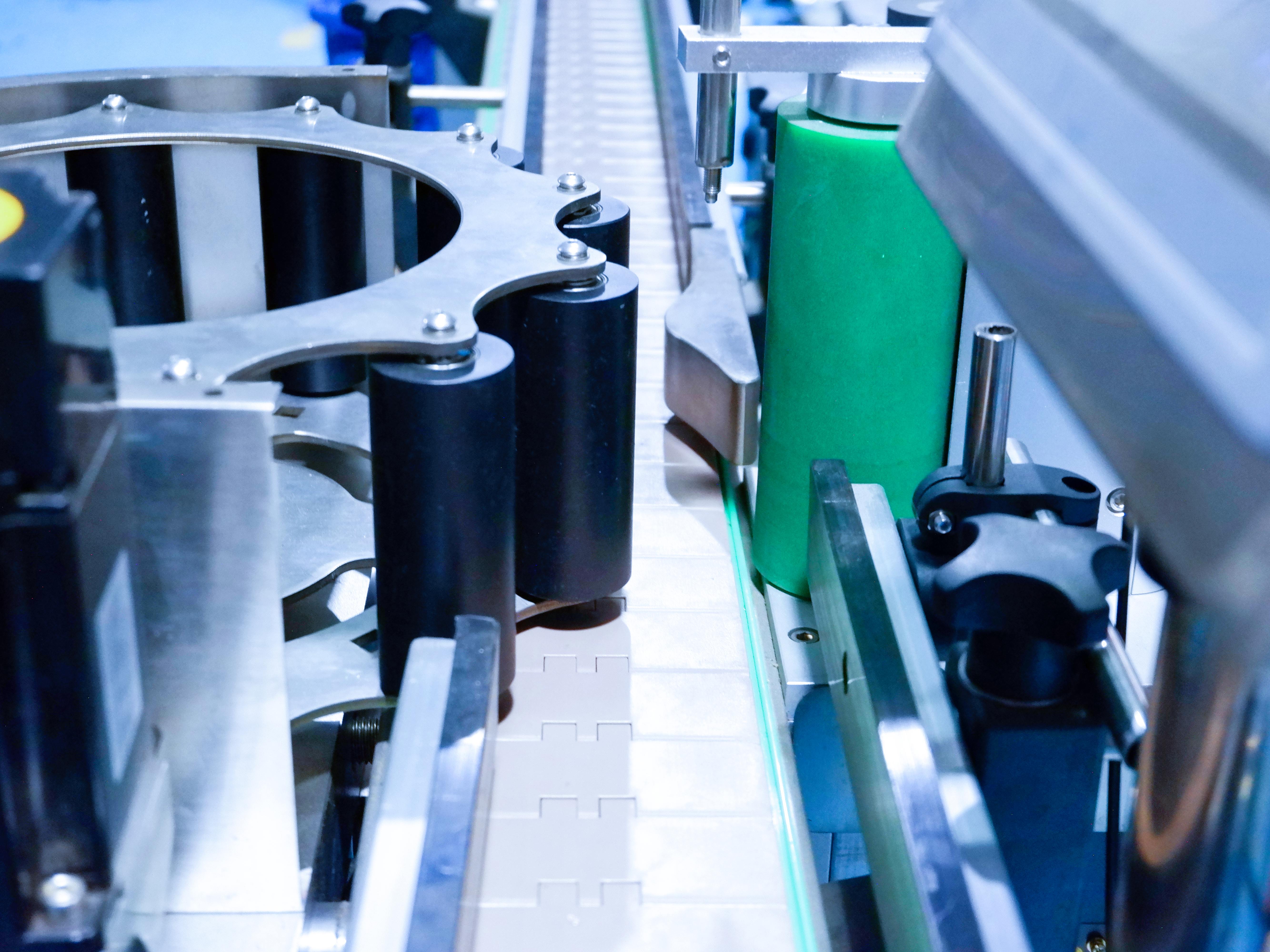 Automatic Round Bottle Labeling Machine with Star Wheel Bottle Separation: The Ideal Solution for High-Speed & Accurate Labeling